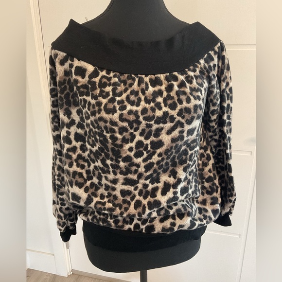 COCO & MAIN Animal Printed top with rounded on off the shoulder neckline. - Picture 2 of 9